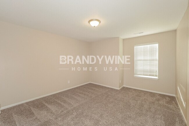 Building Photo - Apply Now! 4BED 3BATH