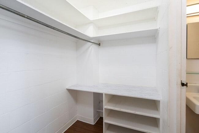 Building Photo - Available now! Prime location Studio with Parking!