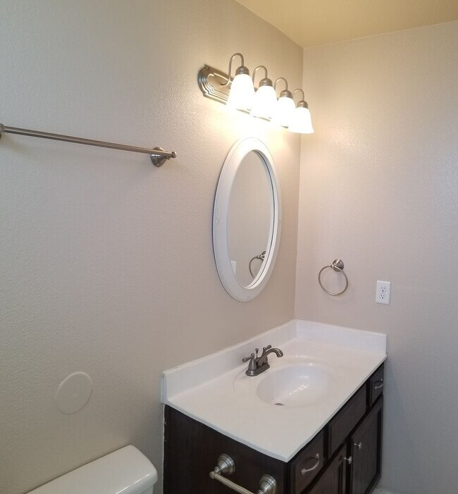 Building Photo - Charming 3 bedroom, 2 bath in Northeast El...