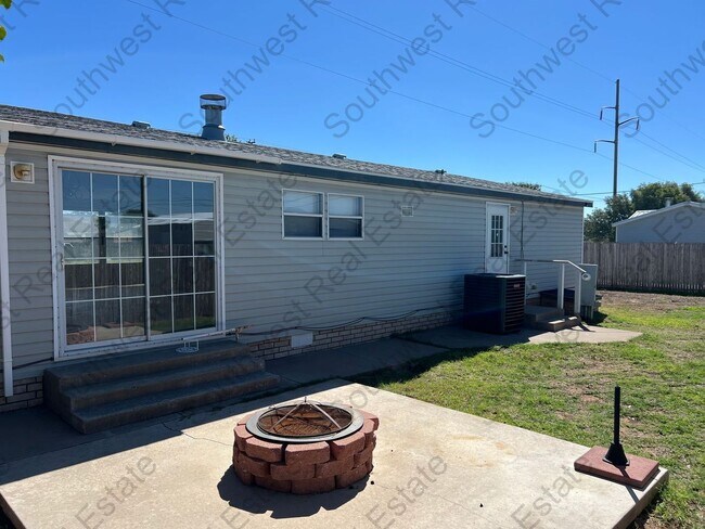 Building Photo - Spacious 3 bedrooms 2 baths home- Storage ...