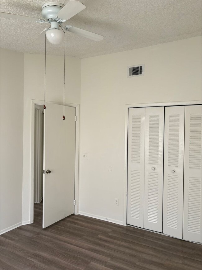 Building Photo - Townhome in Chelsea Square