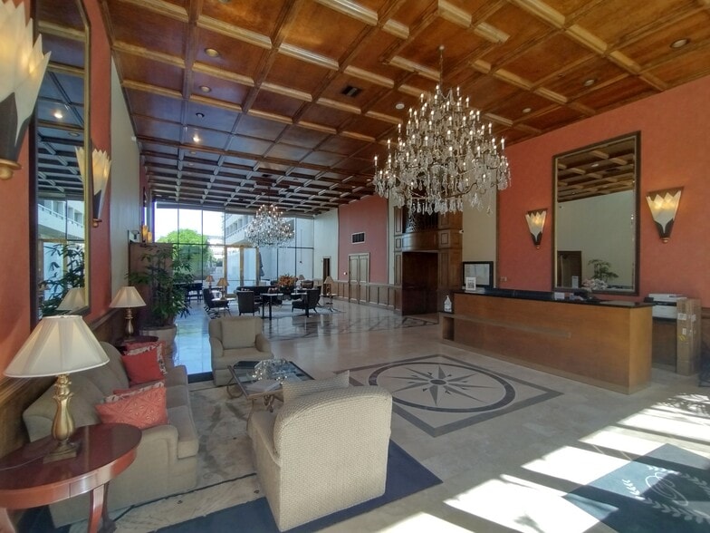 24-hour Lobby security - 121 S Hope St