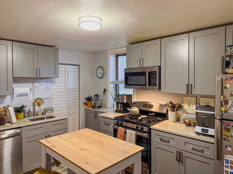 Kitchen & Pantry - 1708 W Cullerton St