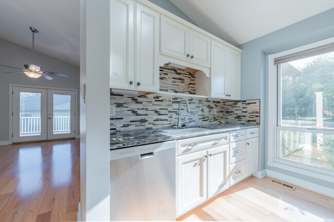 Building Photo - 657 E Heather Dr