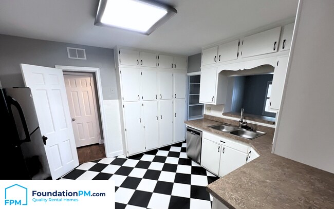 Building Photo - 252 E Edwin Cir