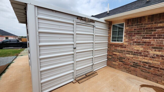 Building Photo - New, Gorgeous 4 bedroom, 3 bathroom home C...