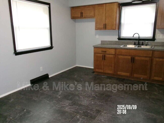 Building Photo - 6400 N 73rd St