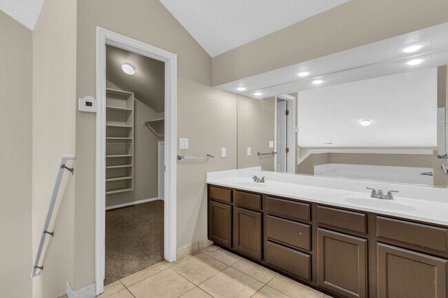 Building Photo - 3 Bed Draper Townhome with Views