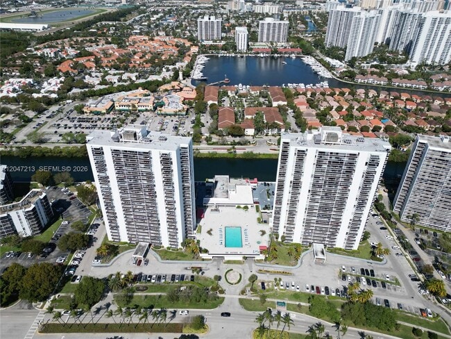 Building Photo - 3625 N Country Club Dr