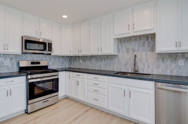 Building Photo - Turnkey Huntington Beach Home with Modern ...