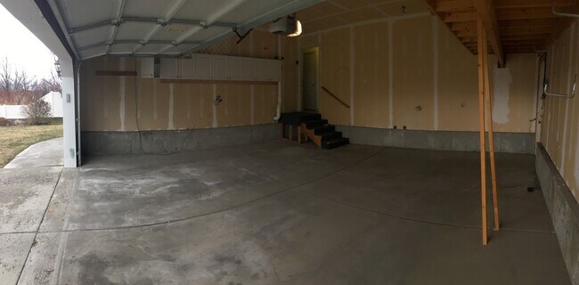 Building Photo - Spacious Home w 2 attached 2 car garage