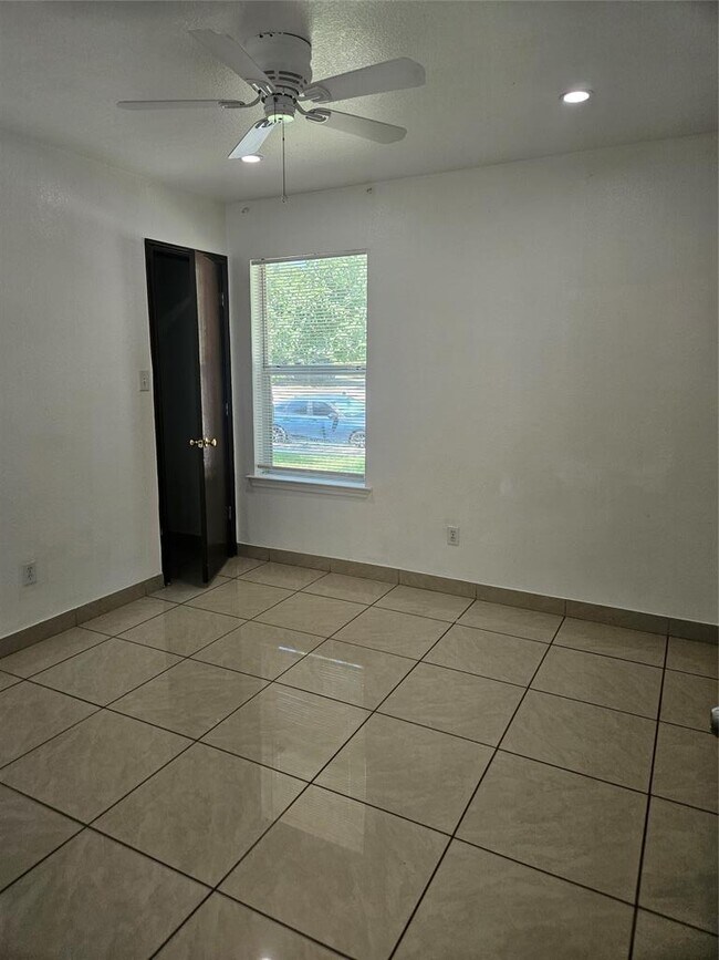 Building Photo - 230 Rinehardt St