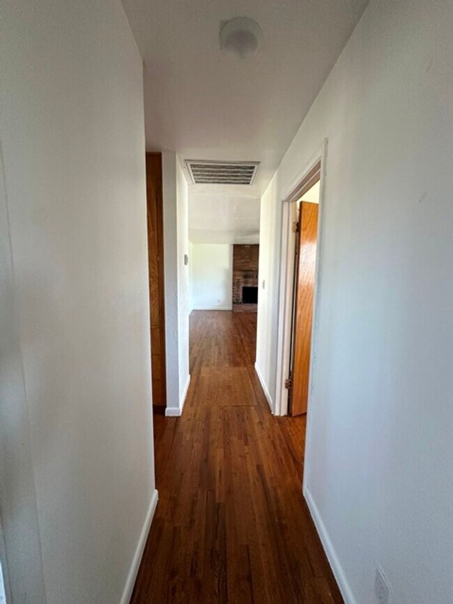 Building Photo - Updated home in Henley School District