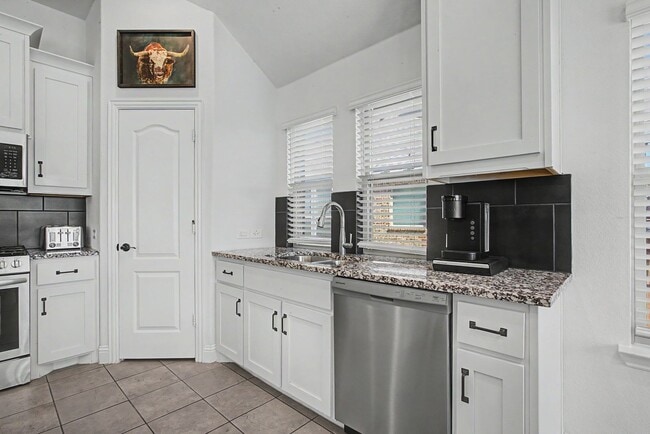 Building Photo - Beautifully Maintained Home on Greenbelt!