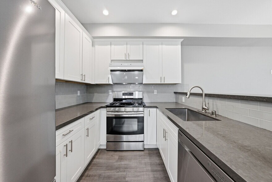 Building Photo - 817 Estancia Ter