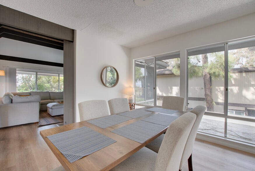 Building Photo - 8143 La Jolla Scenic Dr N