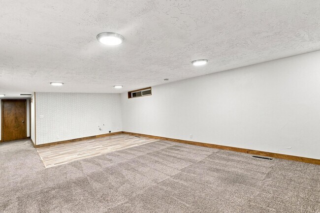 Building Photo - 650 Canyon Rd