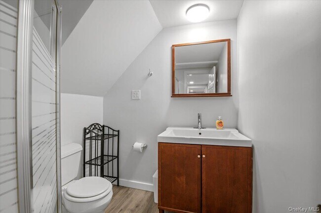 Building Photo - 570 Conklin St