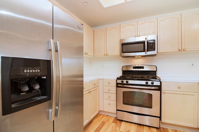 Building Photo - Spacious Townhome | Desirable Orange Location