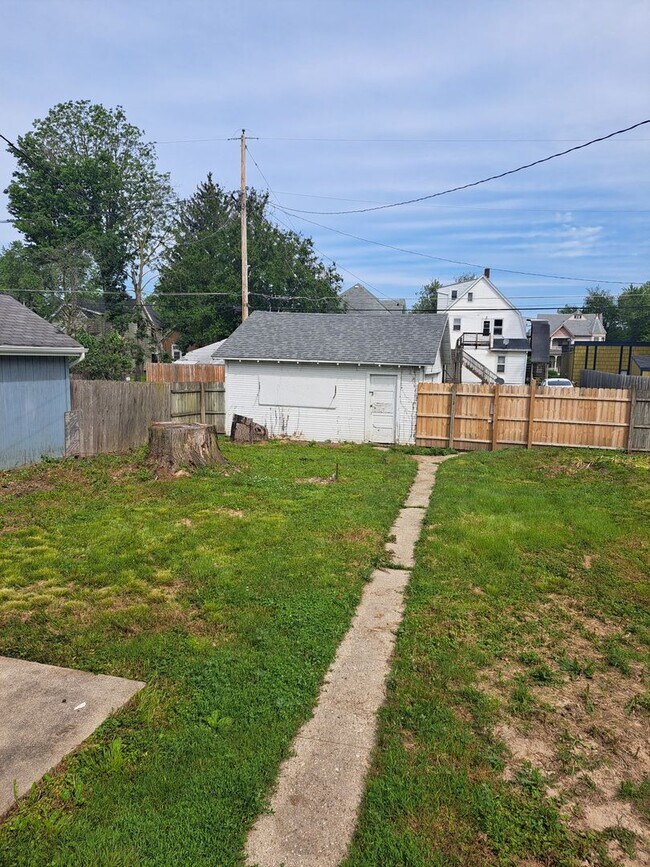 Building Photo - 4 Bedroom near Lakeside Park