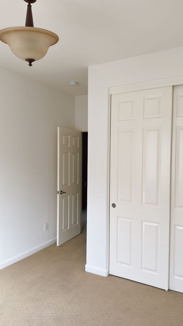 Building Photo - Full Bedroom and Bathroom Downstairs