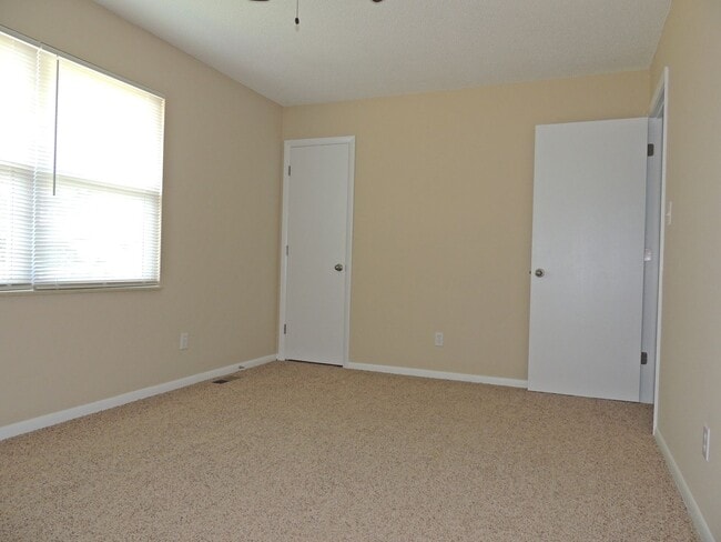 Building Photo - Convenient location , 2 bedroom 1.5 bath 9...