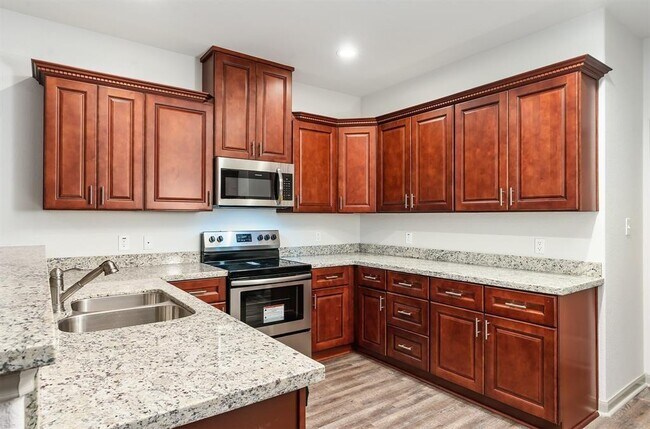 Building Photo - 910 Shady Ln
