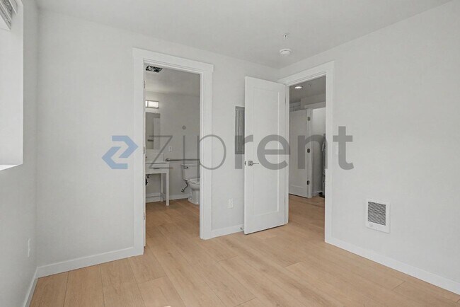 Building Photo - Unit 4323