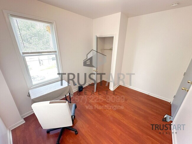 Building Photo - 2254 N Park Ave