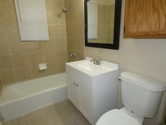 Building Photo - Beautifully Remodeled Home in North Kansas...