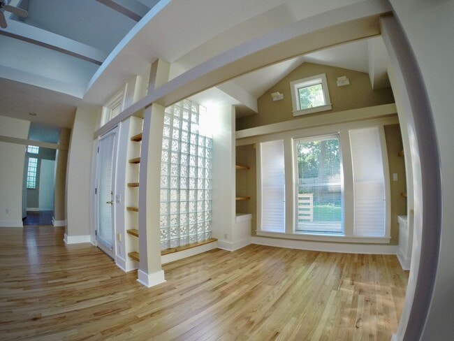 Building Photo - 5444 Claybourne St