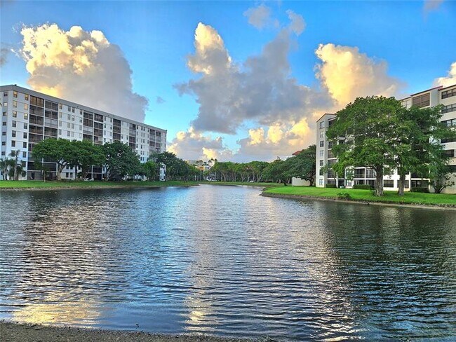 Building Photo - 2232 N Cypress Bend Dr