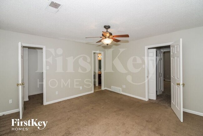 Building Photo - 5864 Ridgehill Dr