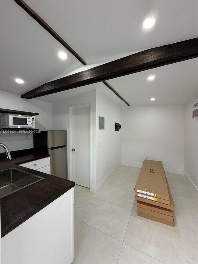 Building Photo - 1400 SW 29th Ave
