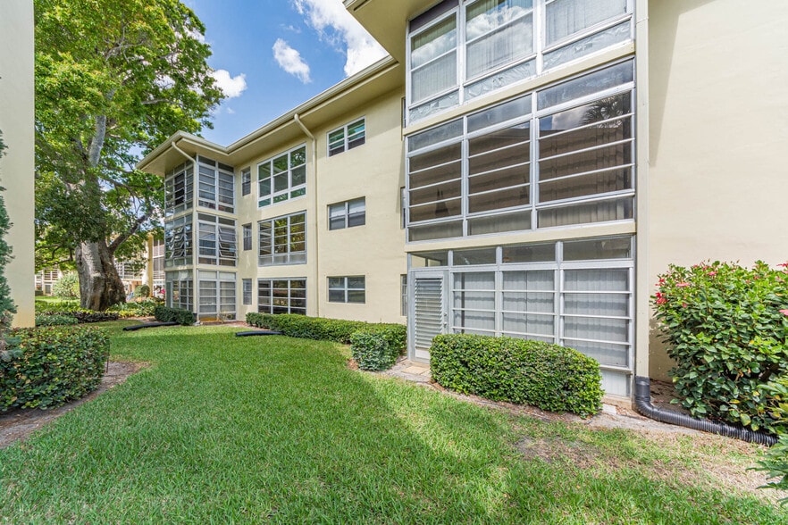 Building Photo - 1100 Ponce de Leon Cir