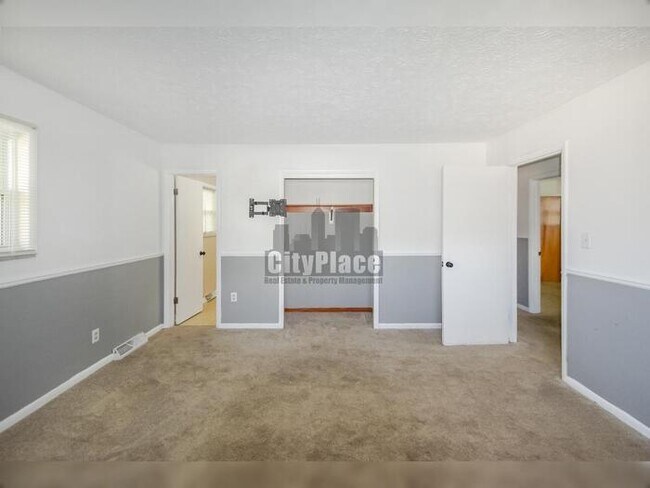 Building Photo - 636 Oak Dr