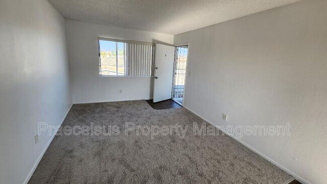 Building Photo - 324 Zenith St