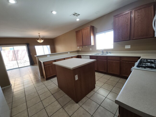 Building Photo - Beautiful detached home with fully fenced back yard.