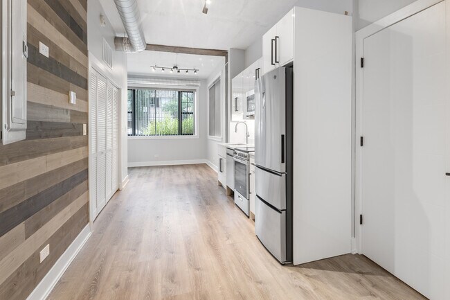 Building Photo - 7645 N Sheridan Rd