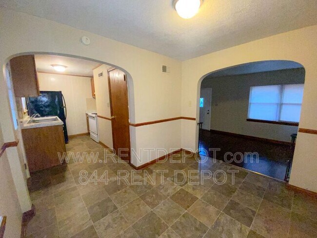 Building Photo - 1602 S Fares Ave