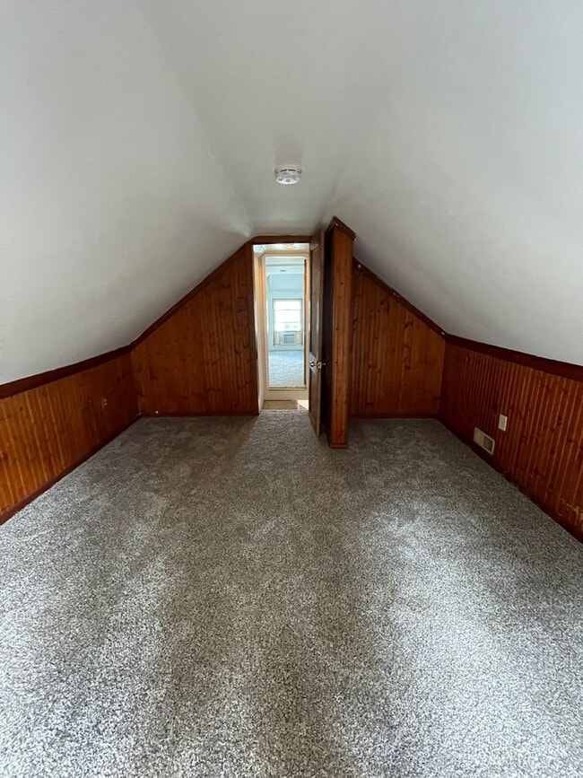 Building Photo - 3 Bedroom 1 Bath Second Floor Apartment