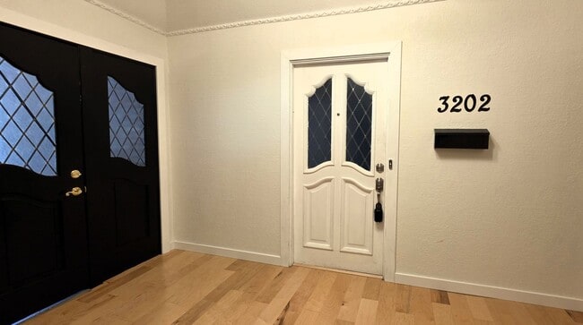 Building Photo - Large Duplex Unit just down the Street fro...