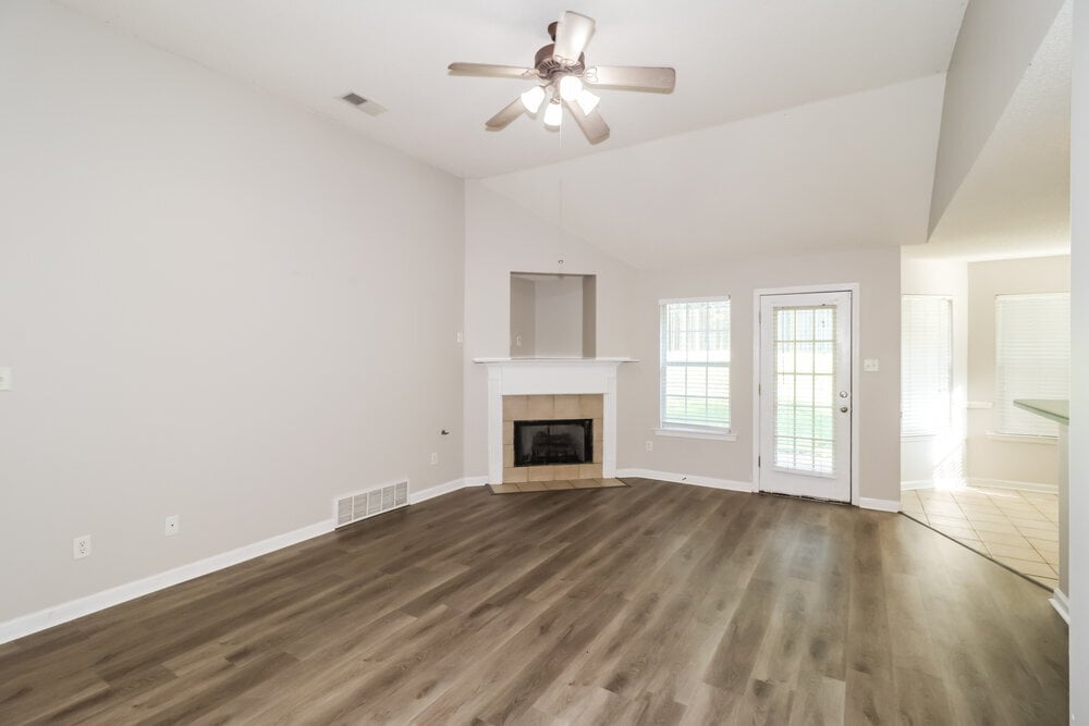 Building Photo - 305 Village Dr