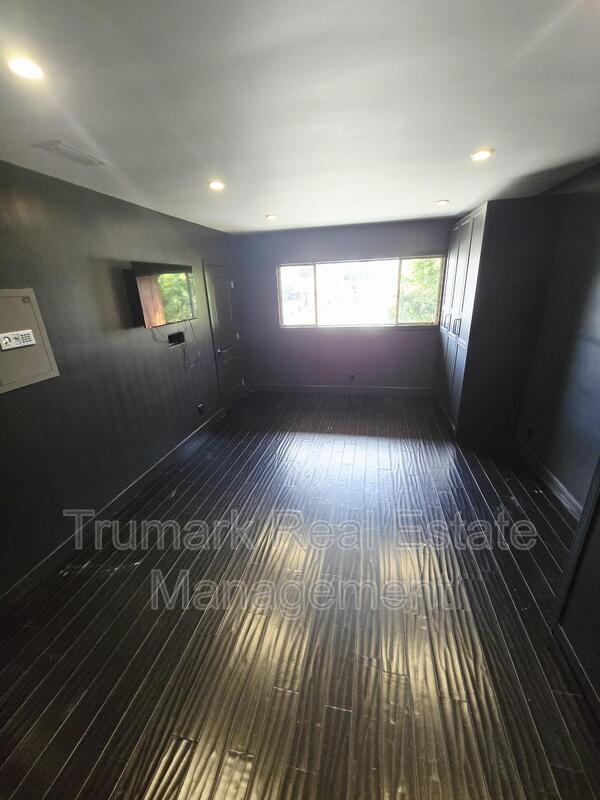 Building Photo - 12426 Moorpark St