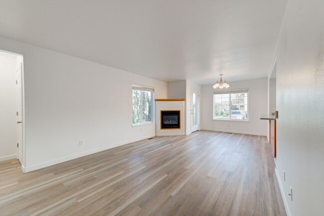 Building Photo - 3 Bed 2 Bath Pet Friendly Unit with AC Available in Bozeman!