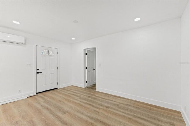 Building Photo - 2008 Oakwood Ave