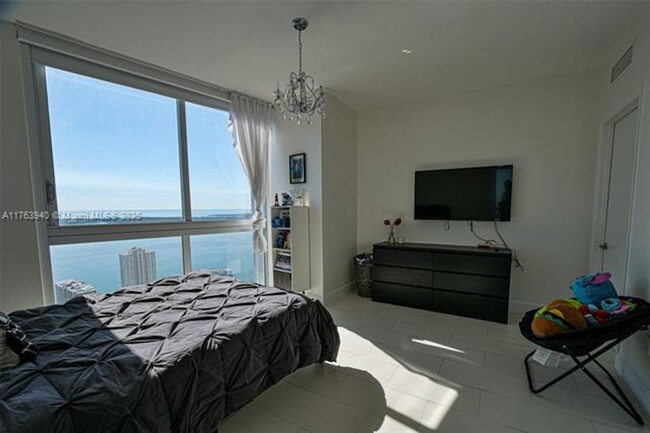 Building Photo - 495 Brickell Ave