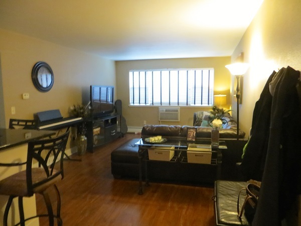 Primary Photo - 2121 N Cambridge Ave