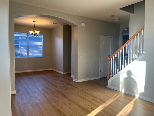 Building Photo - 7843 Foxgrove Dr