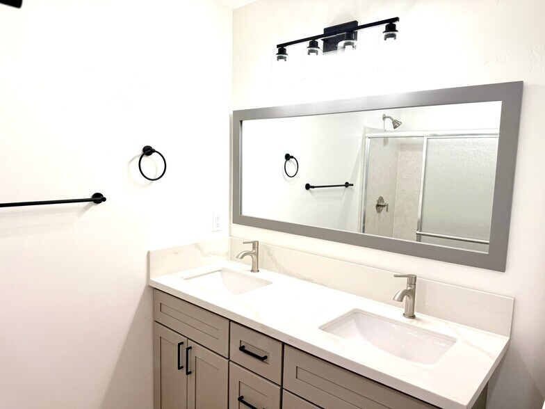 Upstairs bathroom - 13642 Brooks Rd